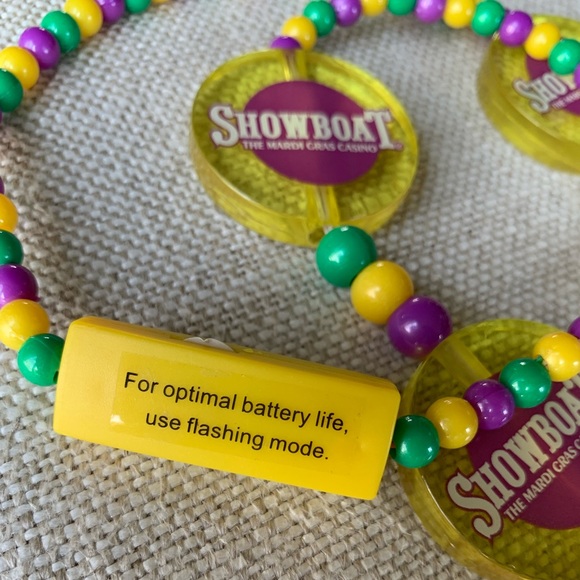 Mardi Gras Showboat New Orleans Party Beads Light up plus… - Picture 3 of 6